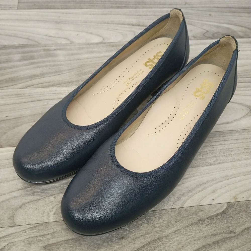 SAS Milano Leather Pump Heels Women's Size 9.5 M Navy Blue Round Toe Shoes
